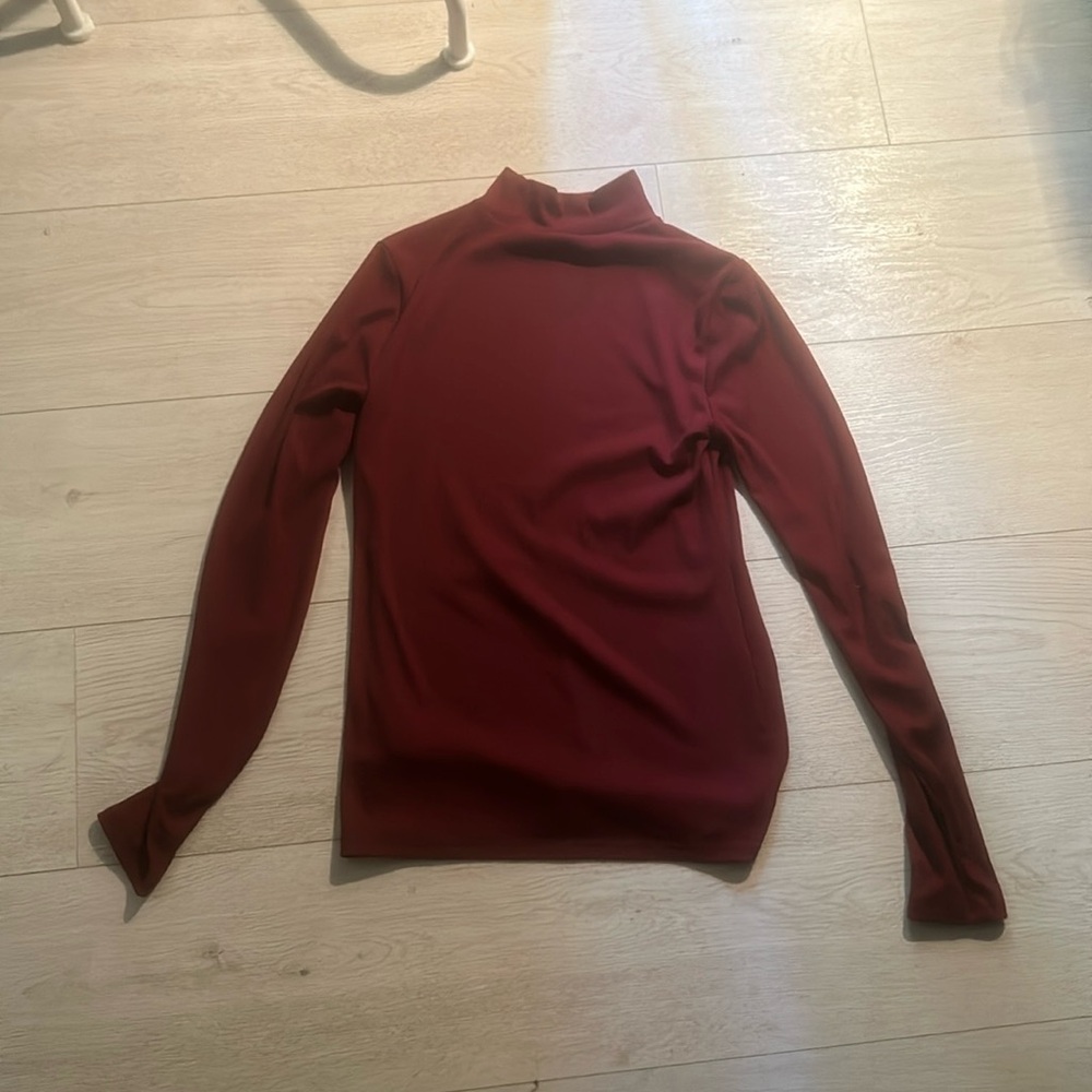 slight stain but i’m assuming it’s easily removable, never warn